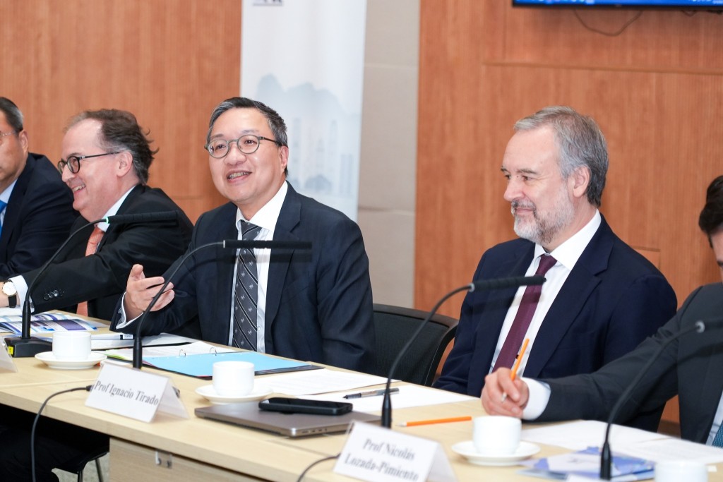 律政司司長林定國（左二）。林定國FB圖片