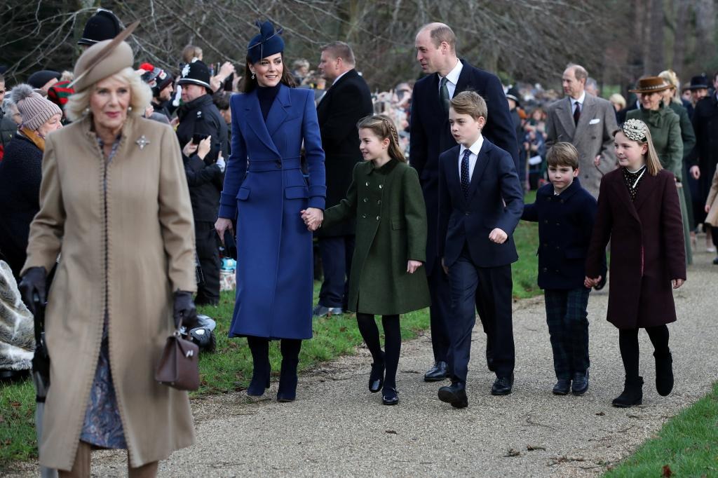 英皇伉俪与威廉夫妇及子女，周一抵达圣玛丽抹大拉教堂参加圣诞崇拜。路透社