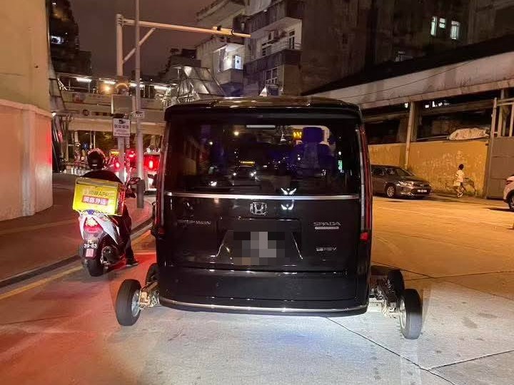 懷疑肇事七人車事後被拖走。FB:路易斯咸美頓@澳門交通現場 懷疑肇事七人車事後被拖走。FB:路易斯咸美頓@澳門交通現場