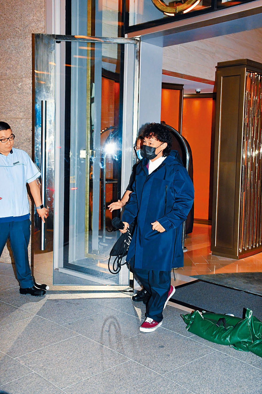 陳奕迅無懼暴風雨，冒着9號風球單拖參加莊少榮婚宴。