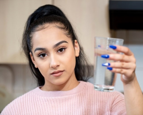 英國23歲女子莉亞患有罕見病「水源性蕁麻疹」。