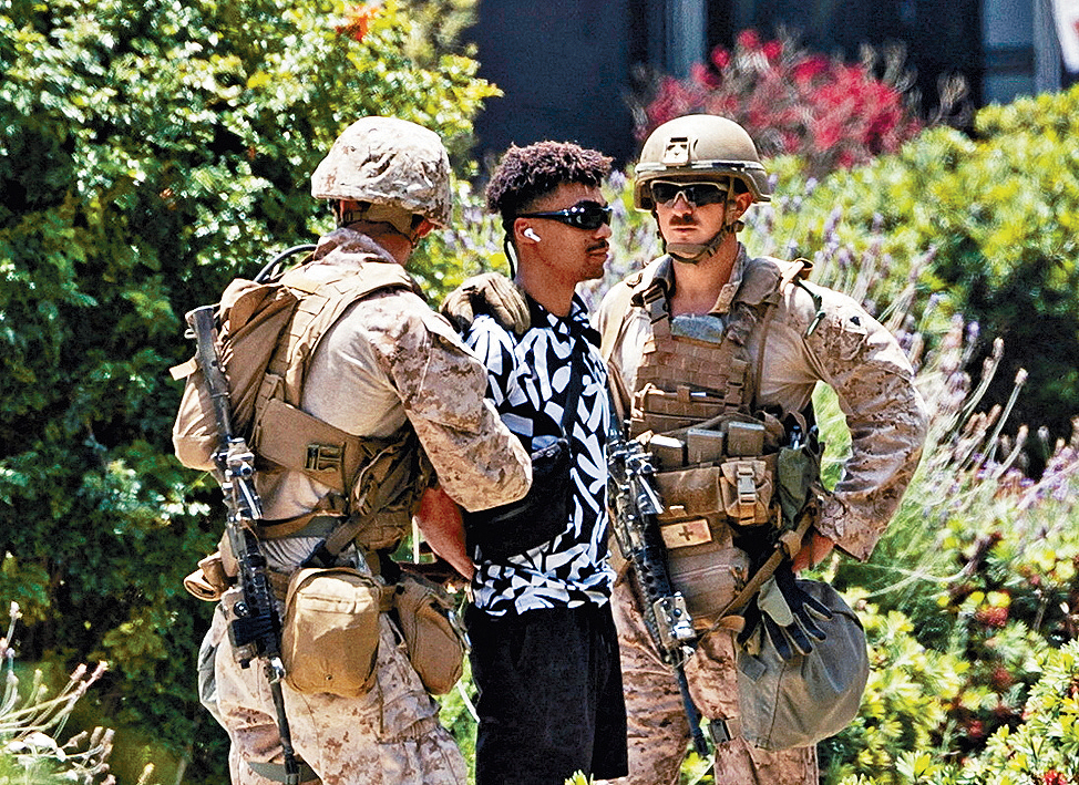 在洛杉矶部署的海军陆战队员，拘留一名27岁男子。