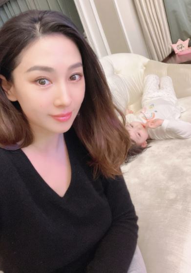 近年主力做家庭主婦湊女。