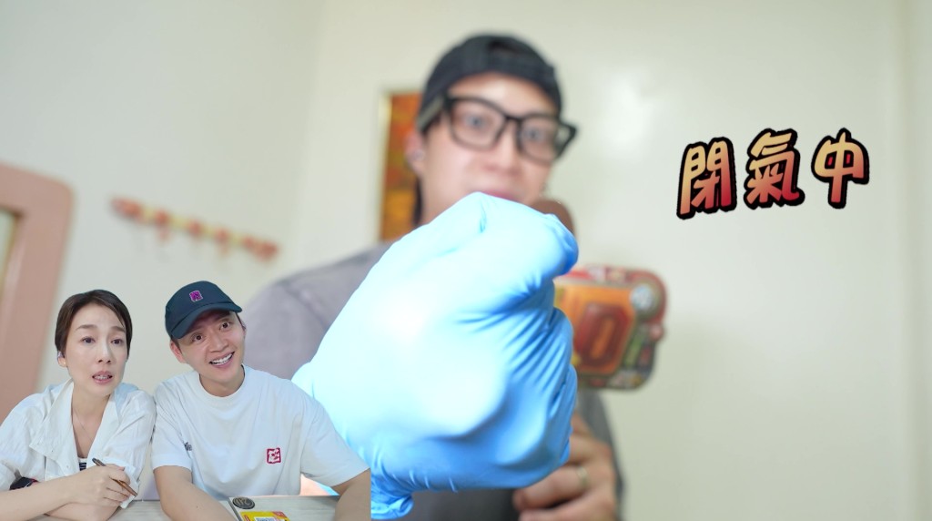 坤哥在床上發現疑似陰毛,嚇得他立刻閉氣,不敢呼吸。 坤哥在床上發現疑似陰毛,嚇得他立刻閉氣,不敢呼吸。