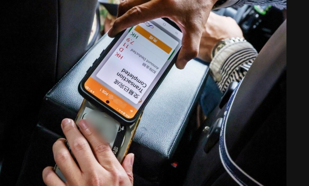 不少市民已習慣用電子支付車資。資料圖片 不少市民已習慣用電子支付車資。資料圖片