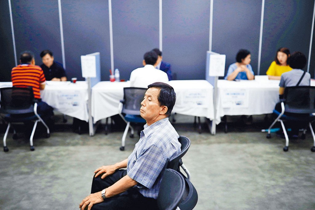 一名男子在首爾舉行的招聘會等候面試。