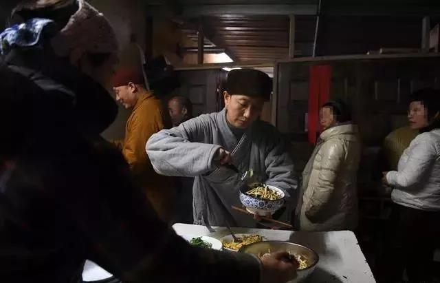 曾救助上百棄嬰的道祿法師涉詐騙千萬被拘。靈山慈善基金會 曾救助上百棄嬰的道祿法師涉詐騙千萬被拘。靈山慈善基金會