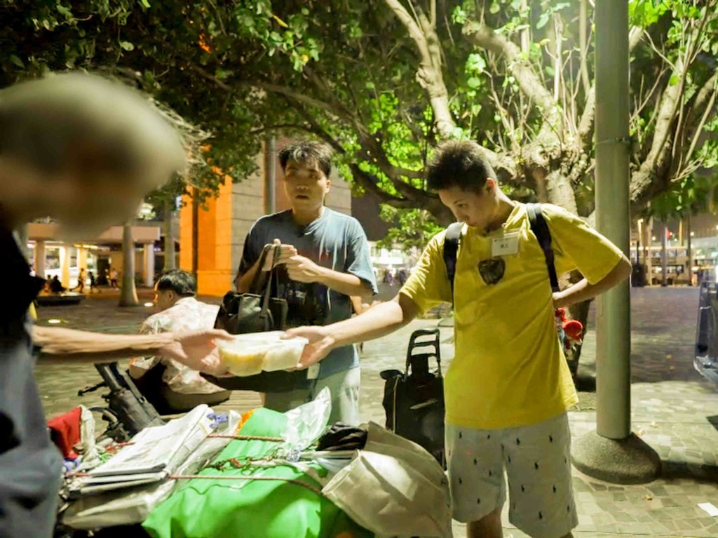 天天(右)成為派飯義工後，自信心和溝通力明顯提升，社工亦稱讚天天的表現穩定。(YMCA提供)