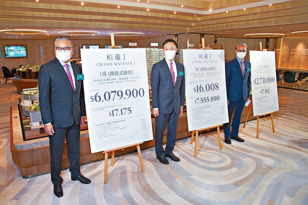 信和田兆源(中)表示,首批定價吸引,望能為年輕準買家提供上車機會。左為嘉華温偉明,右為中國海外游偉光。