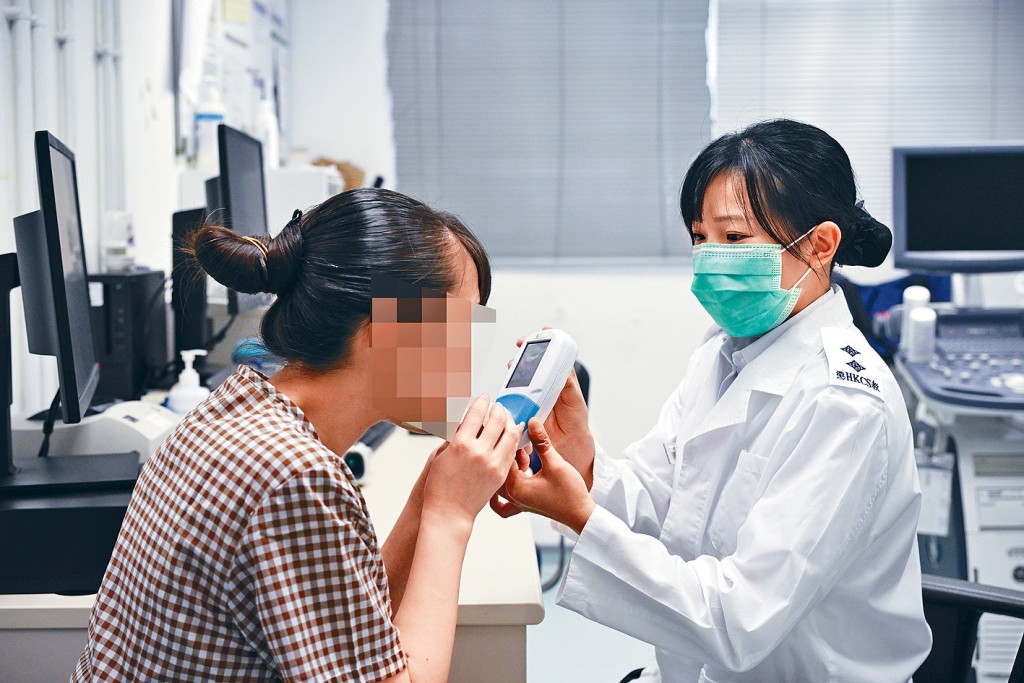 懲教人員定期為在囚人士阿儀進行一氧化碳呼氣測試,以跟進她的戒煙進度。