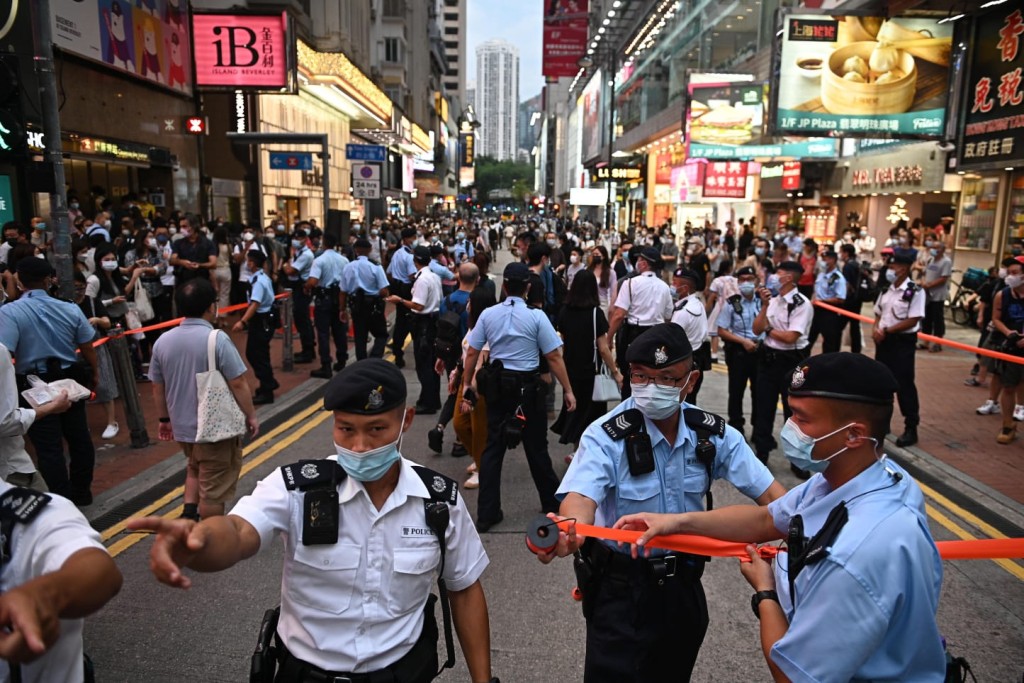 警员一度在铜锣湾崇光百货对出拉起封锁线。