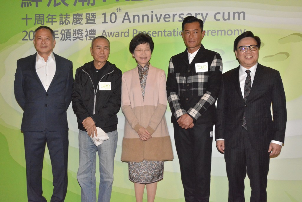 侯孝贤（左二）亦有现身《鲜浪潮十周年志庆暨2015年颁奖礼》。