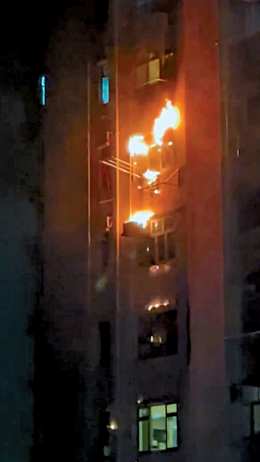 有網民拍到起火一刻情景，肇事單位窗外火光熊熊，火屑波及樓下單位冷氣機。