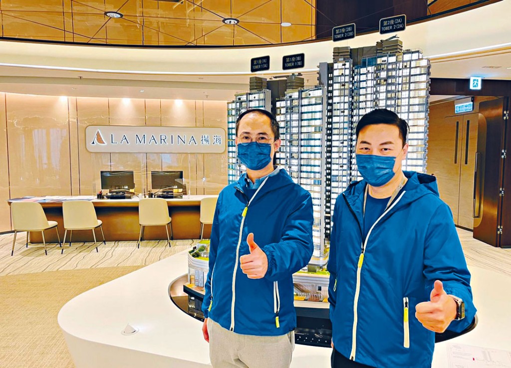 嘉里湯耀宗（圖左）指，揚海累售483伙，套現116.6億。旁為盧子豪。
