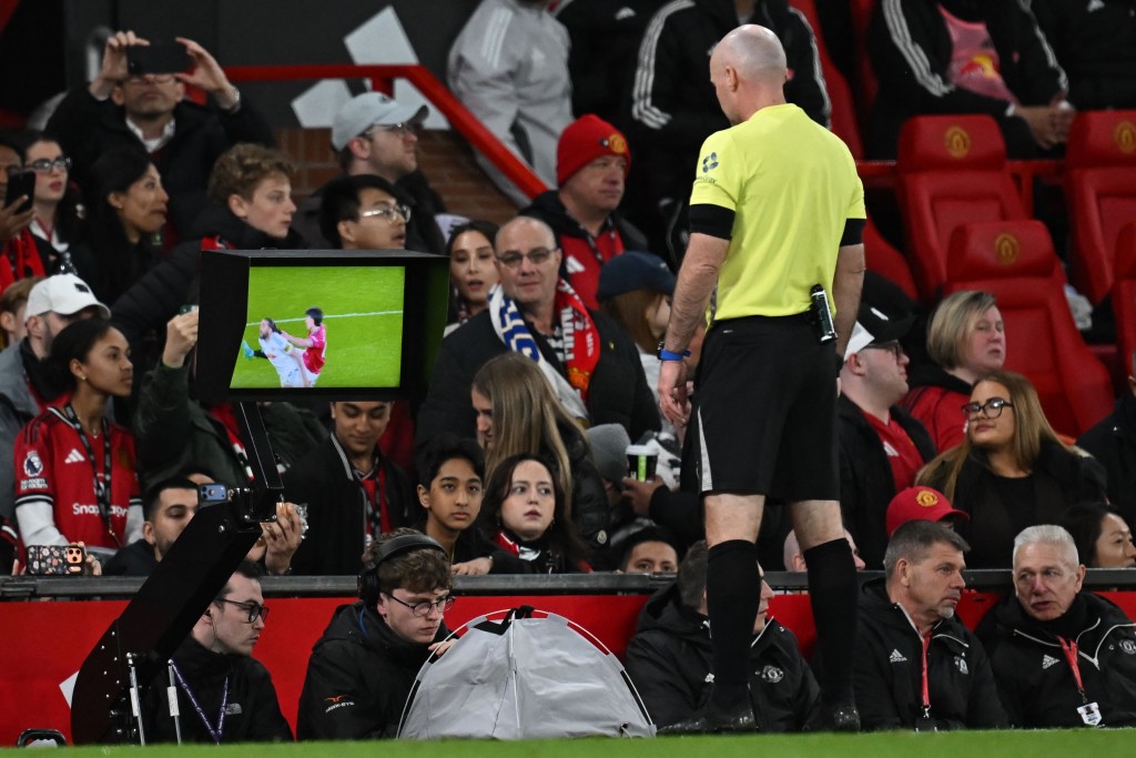 曼联中坚利辛度马天尼斯,因为「扯头发」拎红牌。法新社 曼联中坚利辛度马天尼斯,因为「扯头发」拎红牌。法新社