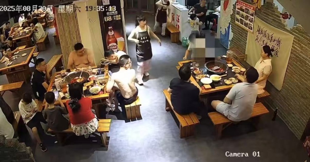 男孩將鞋子精準踢進顧客的火鍋中。微博@長安萬里行 男孩將鞋子精準踢進顧客的火鍋中。微博@長安萬里行