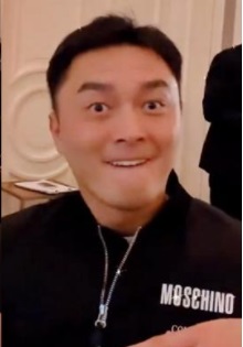 表情趣怪。