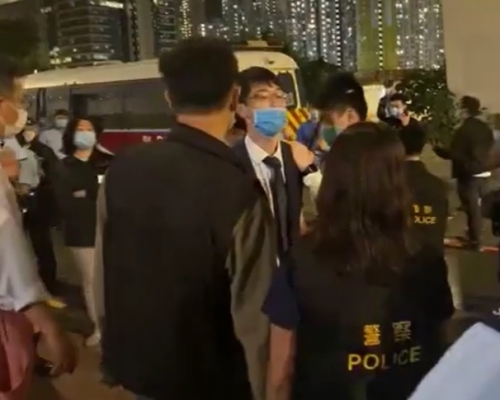 一名男子被警方拘捕帶走。香港突發事故報料區截圖