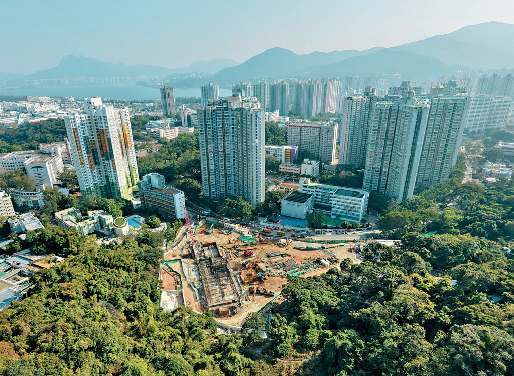 頌雅路西的熟地鄰近多個屋苑。