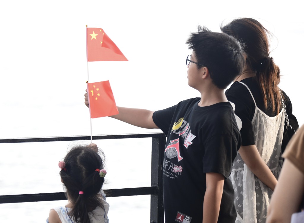 有內地小朋友手持國旗。
