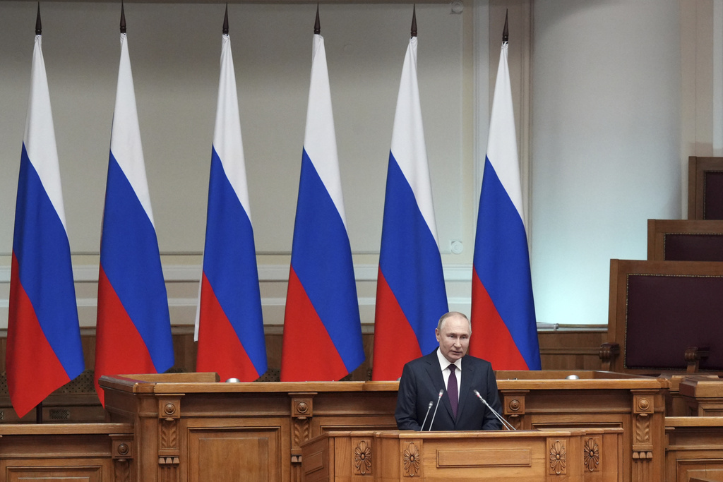 普京在俄罗斯国家杜马立法委员会发表讲话。美联社