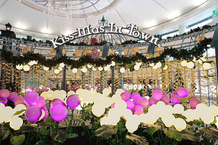 Kissmas In Town圣诞装饰参考英国柯芬园经典森林绿色的拱廊建筑设计。