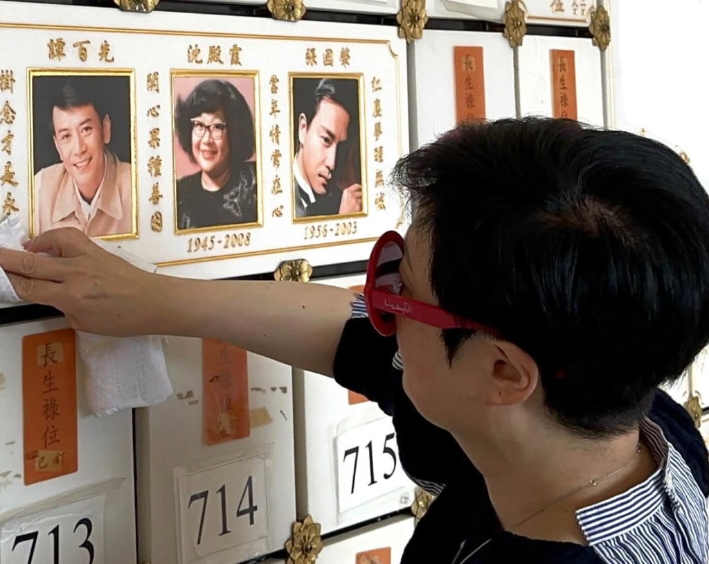 陳淑芬趁羅文離世24周年，到其靈位拜祭，並清潔三大巨星龕位。