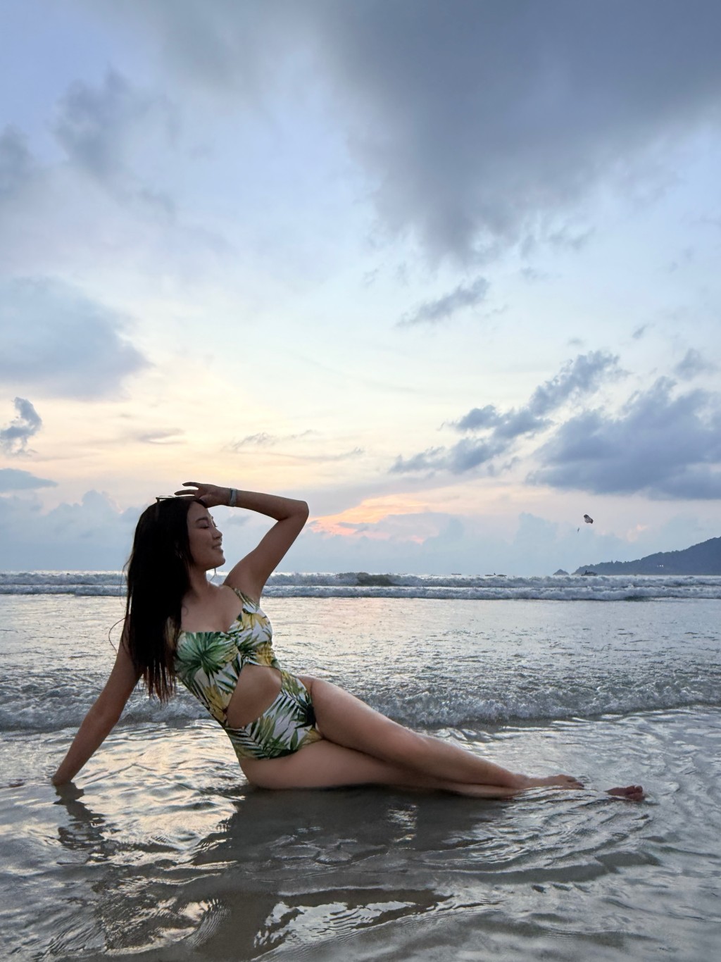 迎著夕陽逆光燦笑,蘇韻姿展現健康美態。 迎著夕陽逆光燦笑,蘇韻姿展現健康美態。