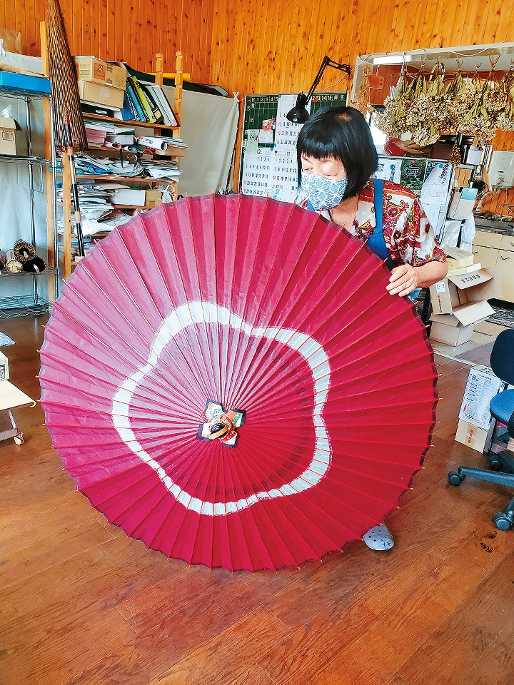 蛇目傘傘頂位置，會飾以不同顏色環狀圖案。