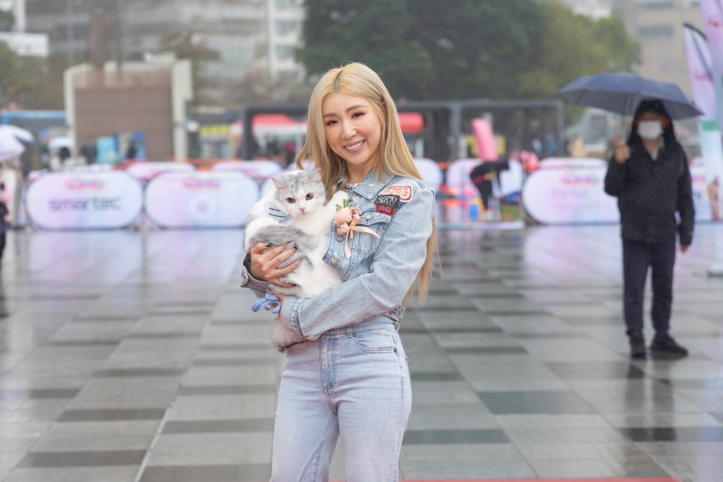 譚嘉儀首次帶同愛貓「雲呢拿」公開亮相。