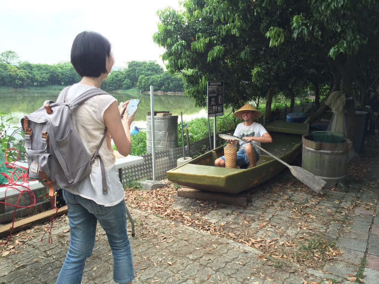 活動讓大眾接觸到生活上鮮有的魚塘工具，歡迎即場拍照留念。（圖片來源：香港觀鳥會）