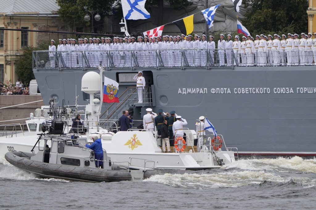 2022 年 7 月 31 日，在俄羅斯聖彼得堡的涅瓦河上，俄羅斯總統普京登上一艘小船，向「戈爾什科夫海軍元帥號」護衛艦的水手們致意。AP資料圖