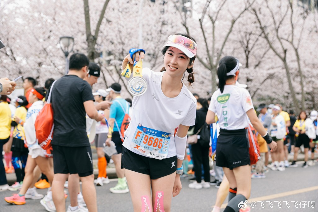 湖北武漢昨在「櫻花季」中舉辦馬拉松。