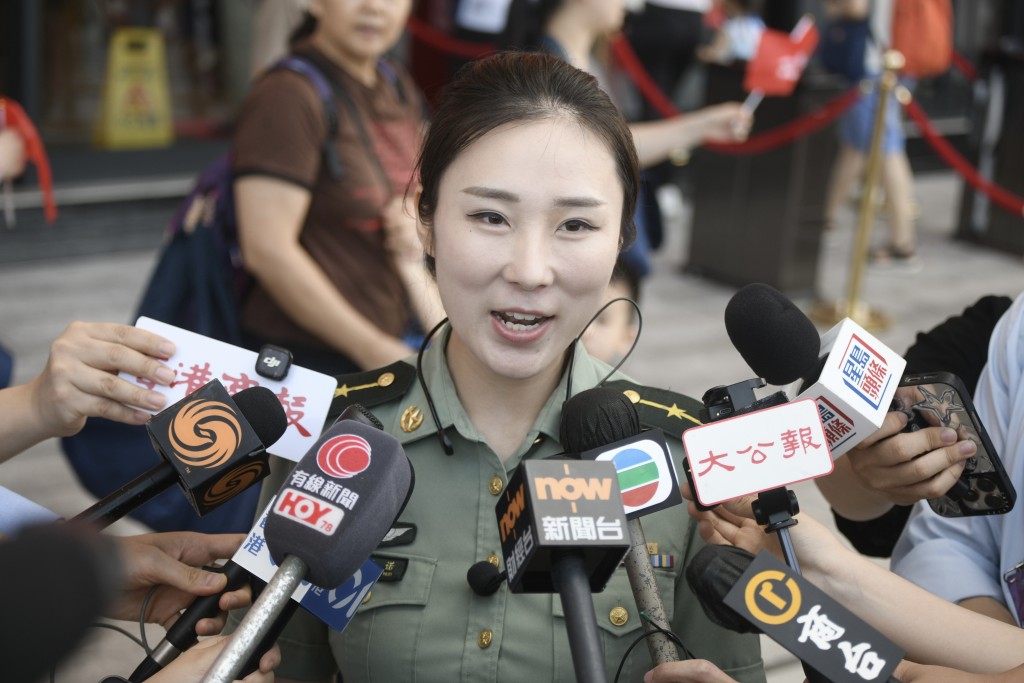 駐港部隊陸軍中尉仇儷諾說,今日人流較昨人更多,估計因今日的表演吸引市民到場。 駐港部隊陸軍中尉仇儷諾說,今日人流較昨人更多,估計因今日的表演吸引市民到場。