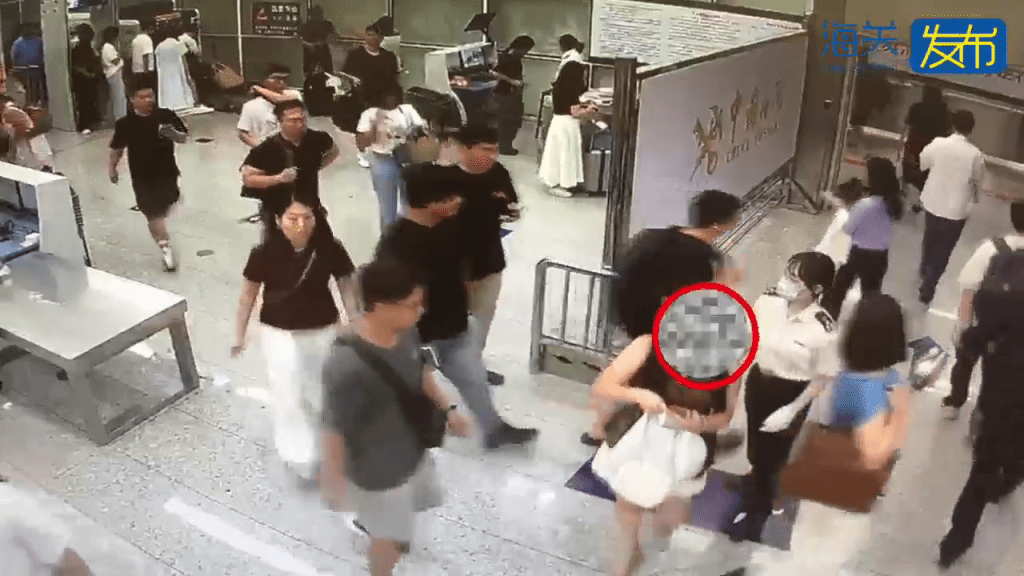可疑旅客被關員截查。 海關發布 可疑旅客被關員截查。 海關發布