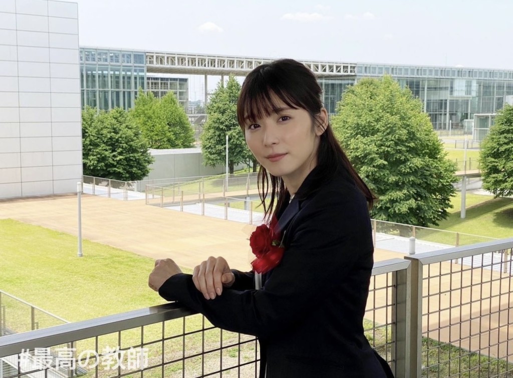 松冈茉优在新剧饰演意外身亡的教师。