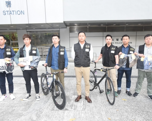 警方拘捕兩名男子，包括一名14歲的本地男中學生，以及一名18歲英籍男子。