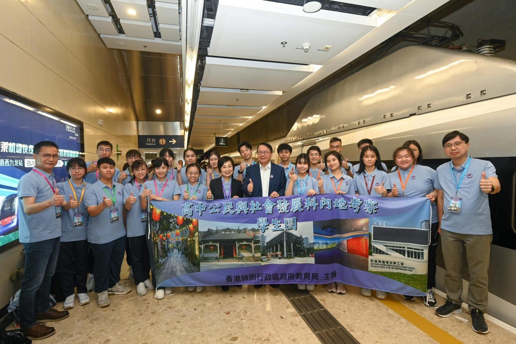 教育局亦持續通過學校探訪、收集學生作品、與教師和學生訪談等多元途徑不斷豐富和優化考察學習的方式,讓內地考察成為同學們成長路上難忘的美好回憶。陳國基FB圖片 教育局亦持續通過學校探訪、收集學生作品、與教師和學生訪談等多元途徑不斷豐富和優化考察學習的方式,讓內地考察成為同學們成長路上難忘的美好回憶。陳國基FB圖片