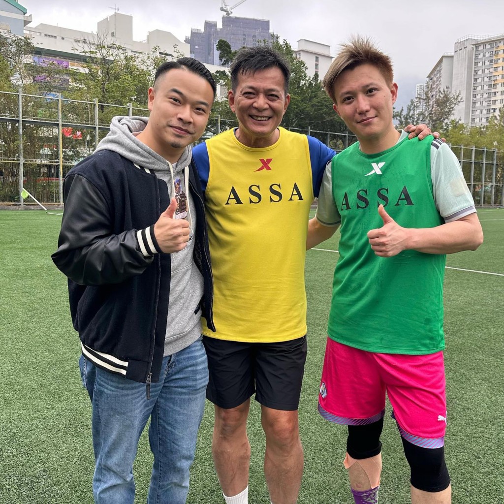 刘可还在IG贴上踢波的相片，原来在黄日华的邀请下，与明星足球队齐齐踢波。