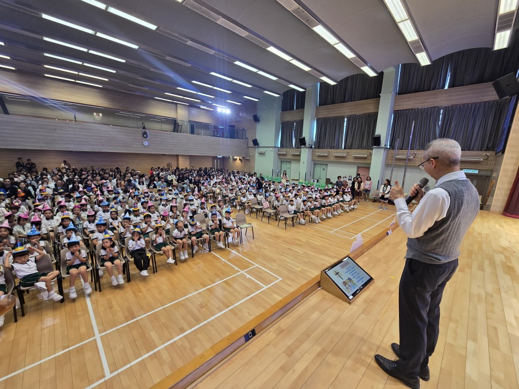 朱校长台上致词，温暖的言语如春风般拂过每一位在场的心灵