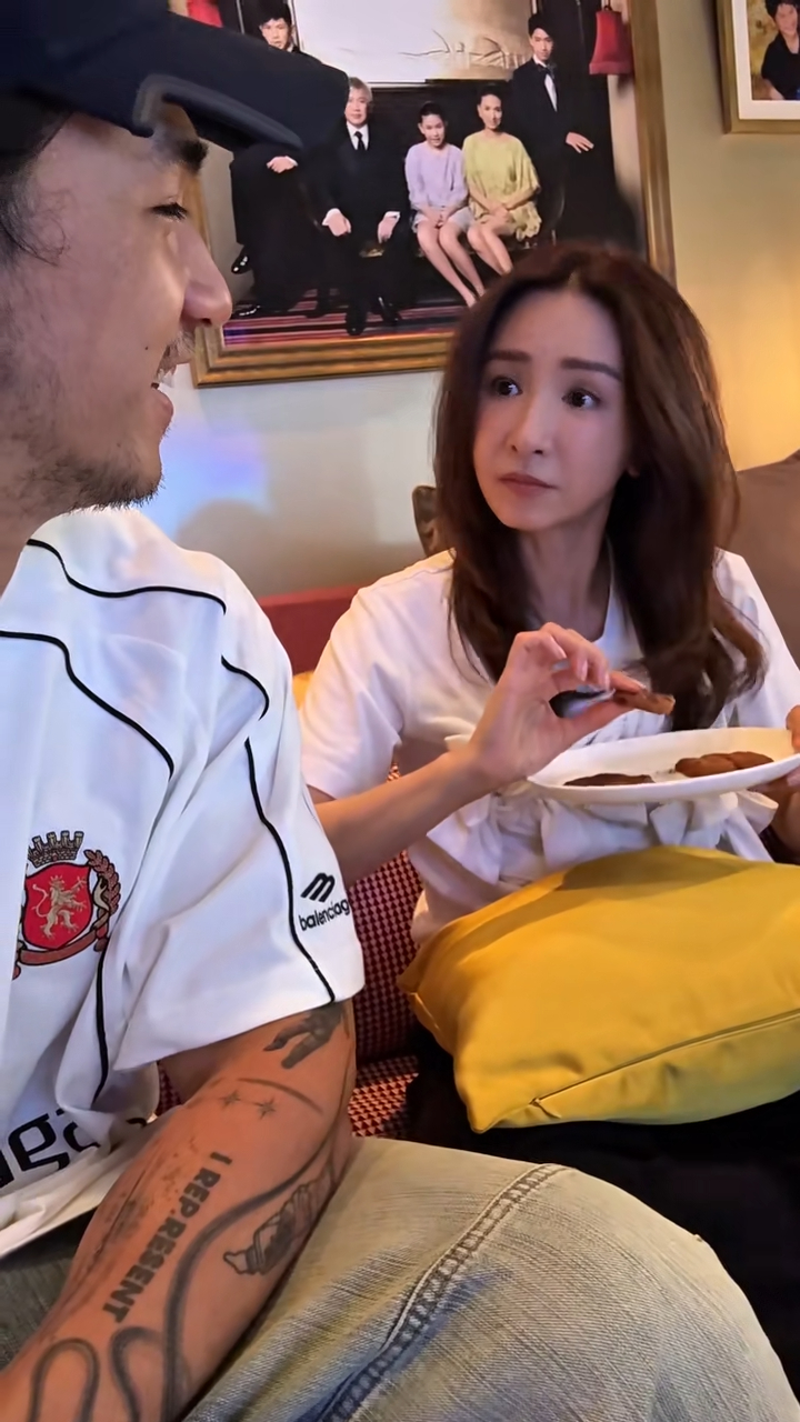 吳婉芳身處的客廳可見,傢俬具高貴感,牆上掛上多幅全家福,增添溫馨感。 吳婉芳身處的客廳可見,傢俬具高貴感,牆上掛上多幅全家福,增添溫馨感。