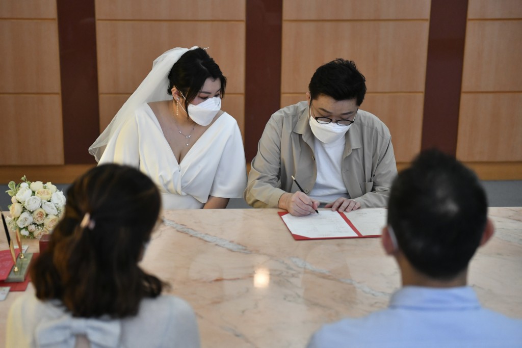林生、林太在大会堂婚姻登记处登记结婚。陈极彰摄