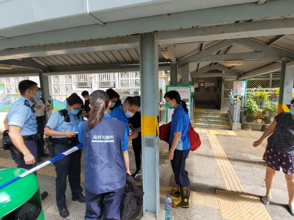 政府化驗師到現場。