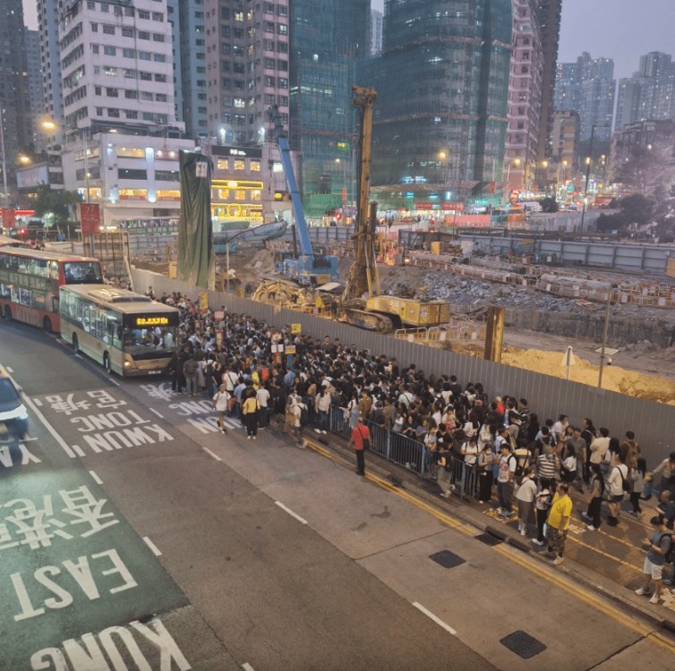 (13日)傍晚由於觀塘站來往調景嶺站列車服務暫停,不少市民決定搭巴士回將軍澳或油塘。ru_subac@threads (13日)傍晚由於觀塘站來往調景嶺站列車服務暫停,不少市民決定搭巴士回將軍澳或油塘。ru_subac@threads
