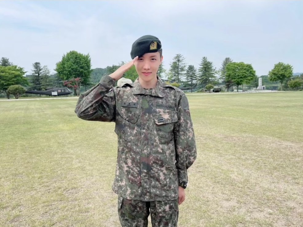 J-Hope表示在軍中生活更健康,並認識了很多新朋友。 J-Hope表示在軍中生活更健康,並認識了很多新朋友。