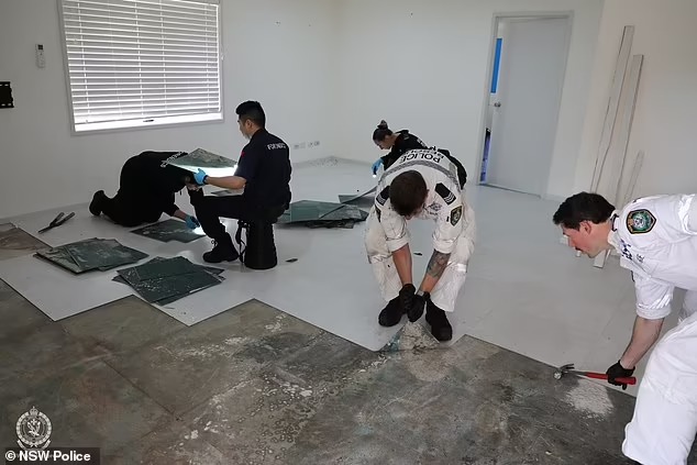 警方在案發單位調查。新南威爾斯警方 警方在案發單位調查。新南威爾斯警方
