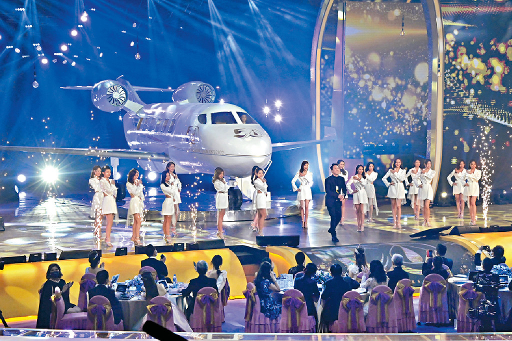 ■黎天王坐「飛機」登場,由一班空姐打扮的佳麗傍實。 ■黎天王坐「飛機」登場,由一班空姐打扮的佳麗傍實。