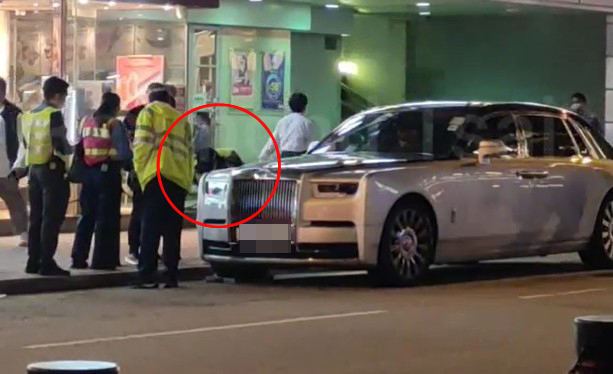 有锁车队成员开始解锁（红圈所示）。(「香港泊车L FB群组」图片)