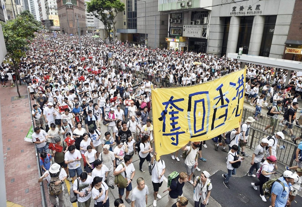 警方指有15.3萬人由維園離開參與遊行。