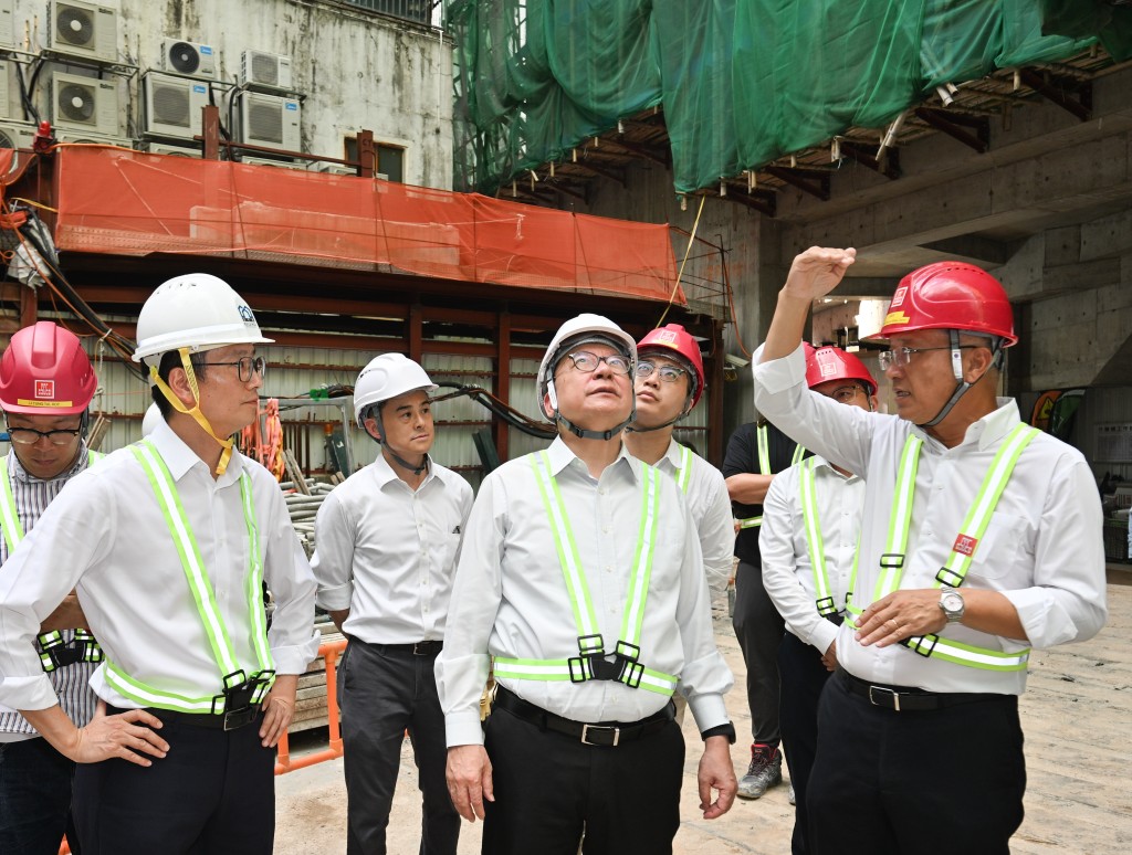 陳國基到土瓜灣一個地盤巡視。政府新聞處